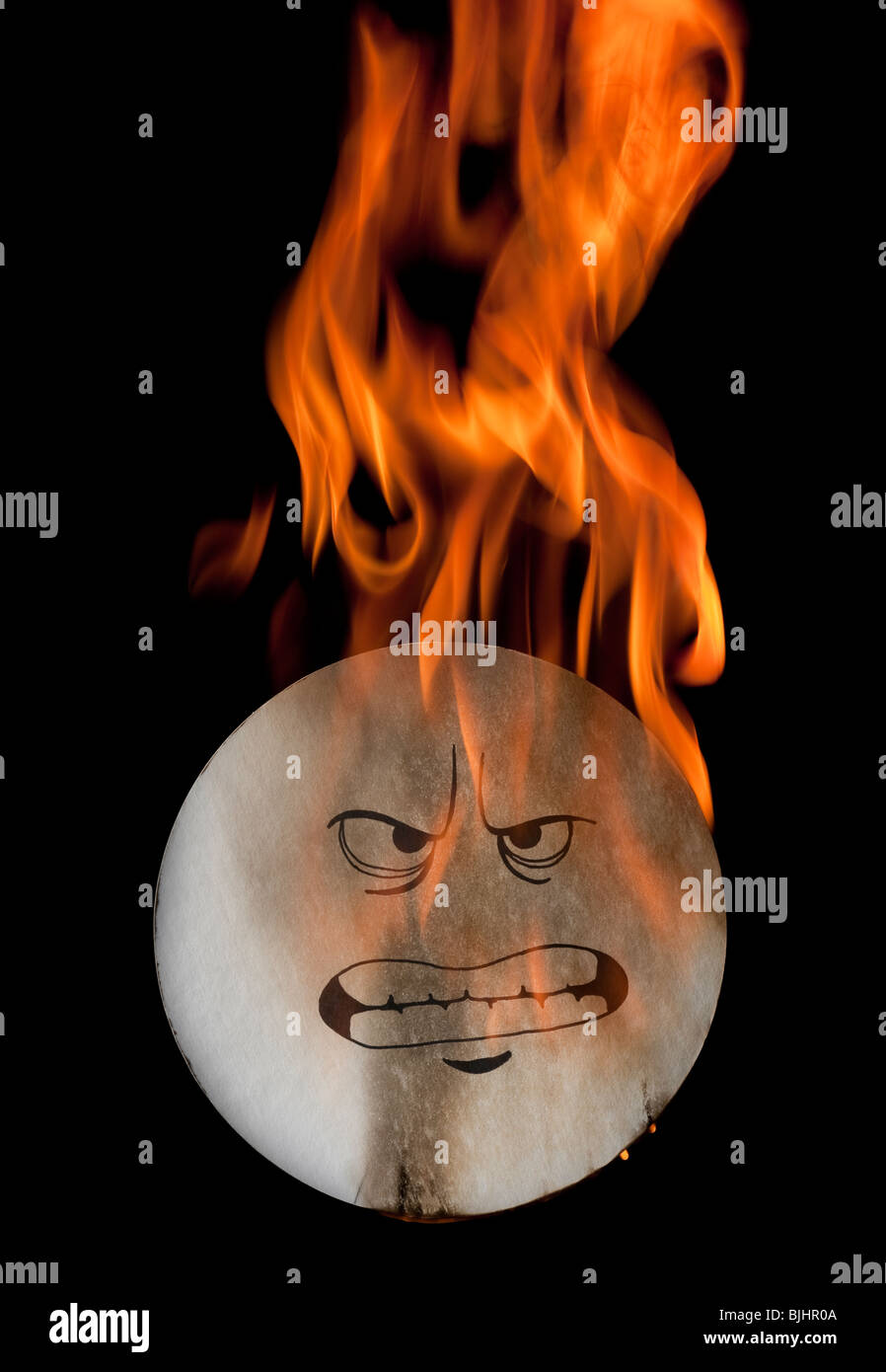 wütendes Gesicht in Brand Stockfoto