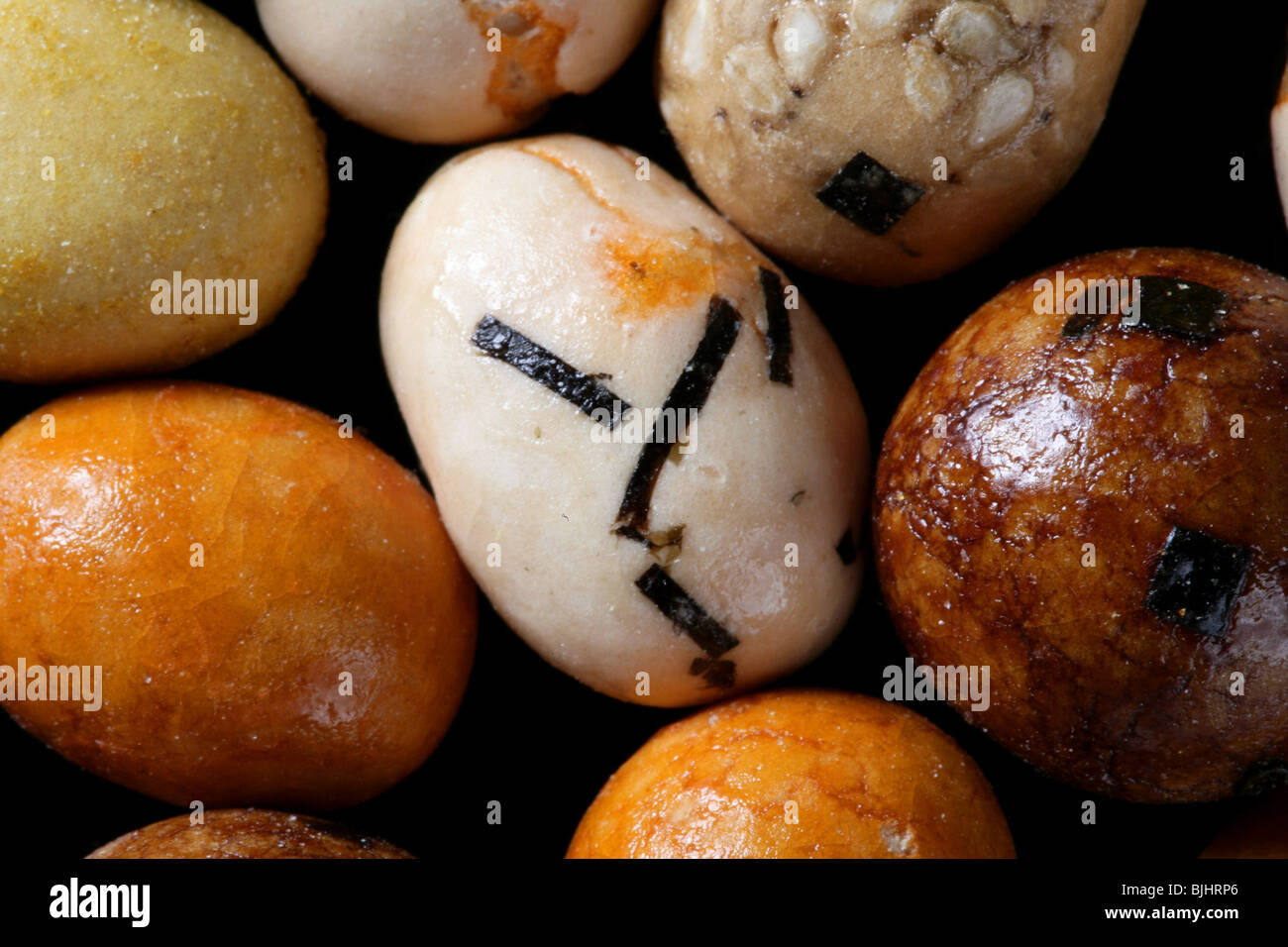 abwechslungsreiche Japan Snack Vorspeise Farbstudio erschossen, schwarzen Hintergrund Stockfoto