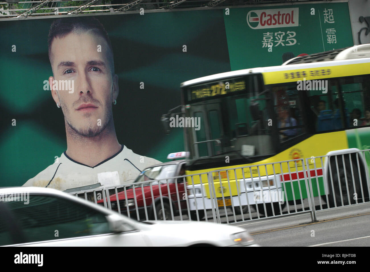 Eine riesige Werbung für Castrol Pkw Motoröl, mit englischer Fußballspieler David Beckham, auf einer Straße in Guangzhou, China Stockfoto