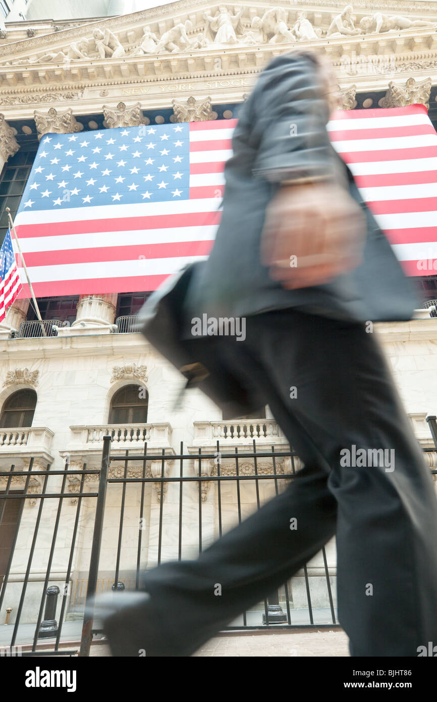 New York Stock Exchange mit Geschäftsmann Vorbeigehen in Motion blur, Wall Street, Manhattan, New York, USA Stockfoto