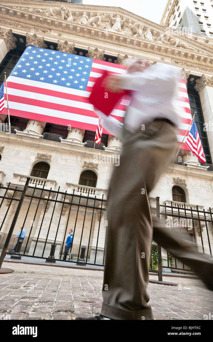 New York Stock Exchange mit Geschäftsmann Vorbeigehen in Motion blur, Wall Street, Manhattan, New York, USA Stockfoto