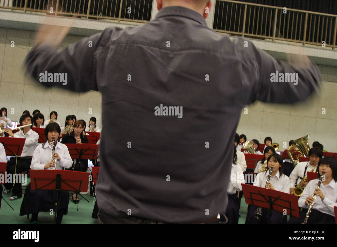 Sydney Symphony Orchestra führen ein Musik-Masterclass mit Schülerinnen und Schülern des Gymnasiums Ichioka, Osaka, Japan. Stockfoto