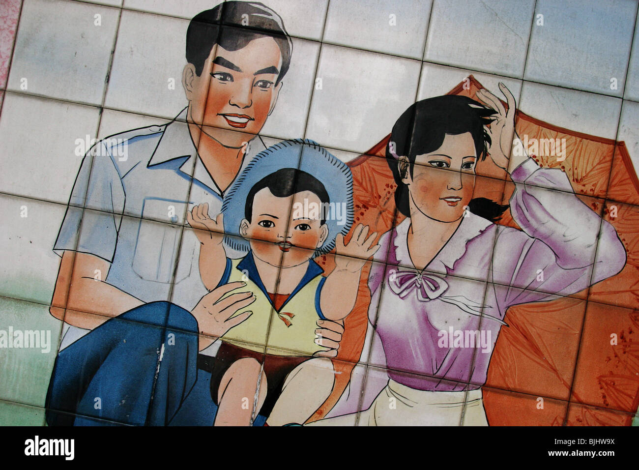 Ein Kachelofen Wandbild in einem Guangzhou Straße Befürworter "happy Families", und Chinas "Sheila" Politik für Familien, China. Stockfoto