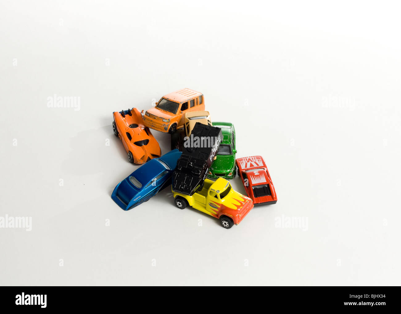 Kinder Spielzeug-Autos in einem Smash up Stockfoto