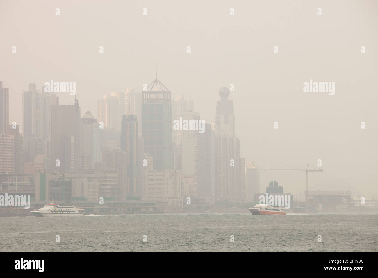 Hong Kong Skyline und Hochhäusern smoggy Bedingungen, China. Stockfoto