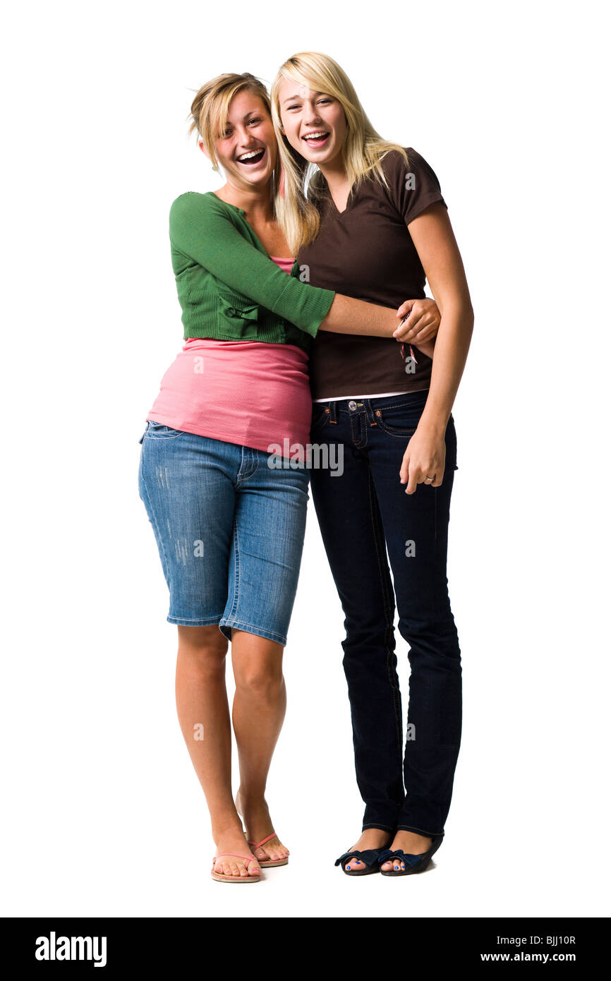 Zwei Mädchen im Teenageralter Lachen und umarmen Stockfoto
