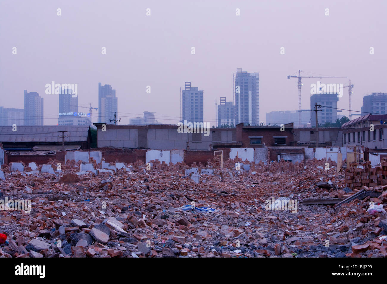 Detail der Stadtstraße mit Müll und städtische Trockenfäule Stockfoto