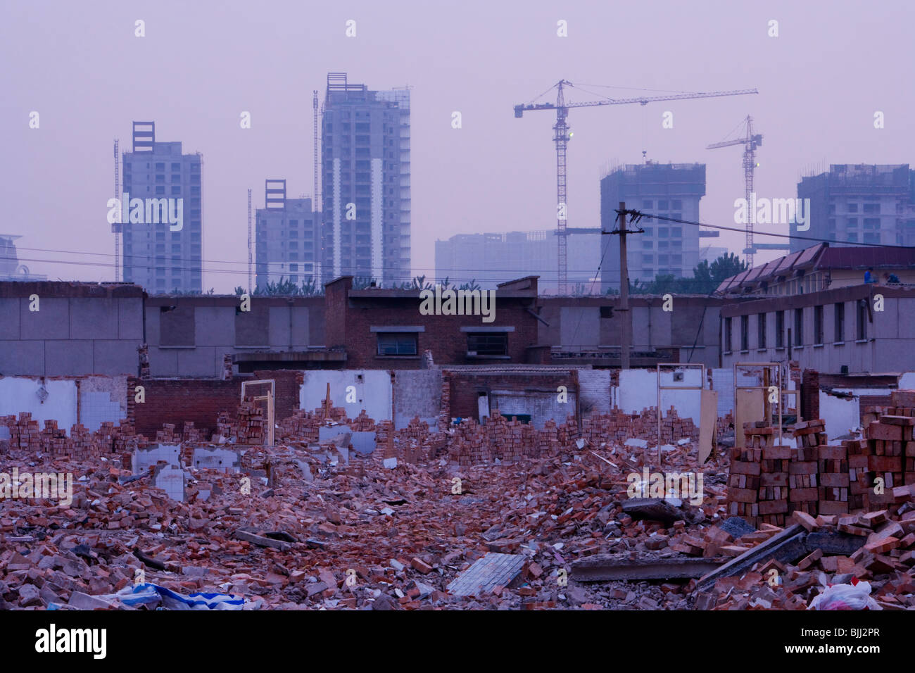Detail der Stadtstraße mit Müll und städtische Trockenfäule Stockfoto