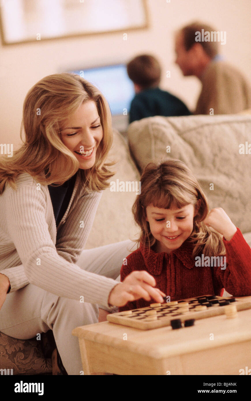 Mutter und Tochter spielen Dame Stockfoto