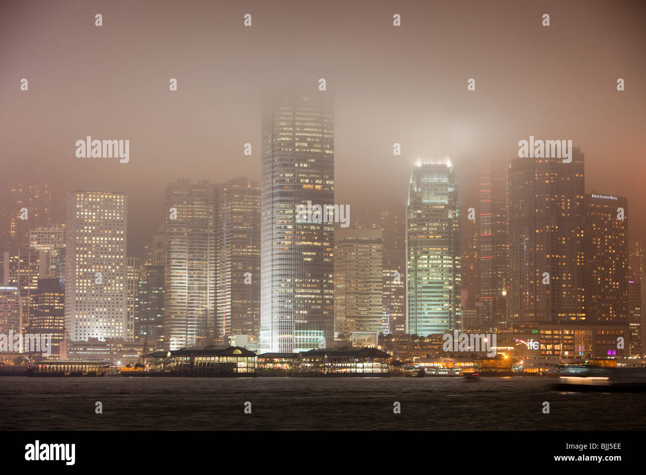 Nachts beleuchtet Bürohäuser in Hong Kong, China. Diese dicht besiedelten Stadt hat einen massiven CO2-Fußabdruck. Stockfoto