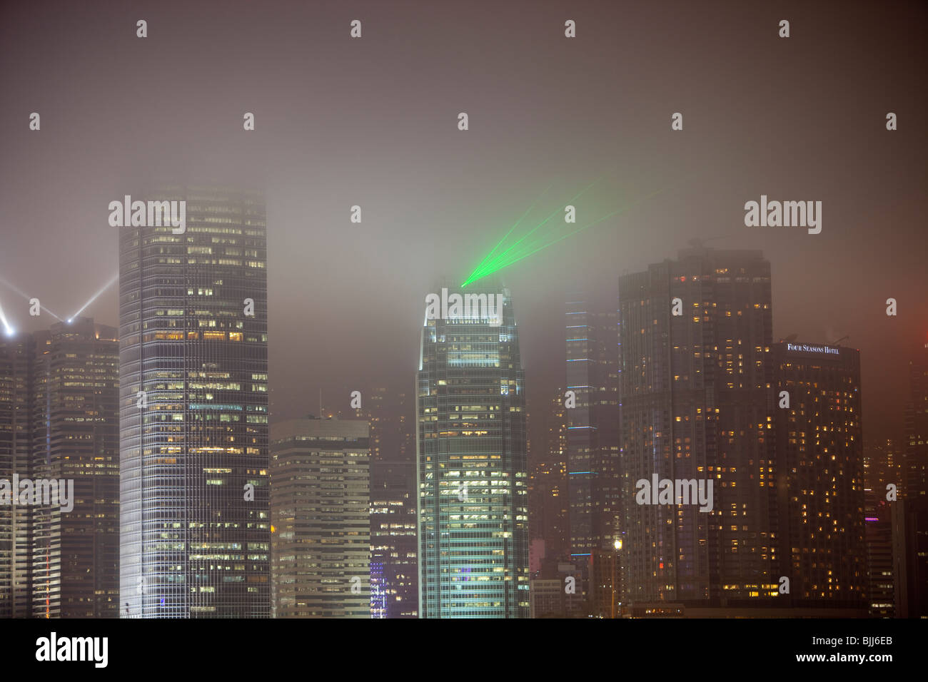 Nachts beleuchtet Bürohäuser in Hong Kong, China. Diese dicht besiedelten Stadt hat einen massiven CO2-Fußabdruck. Stockfoto