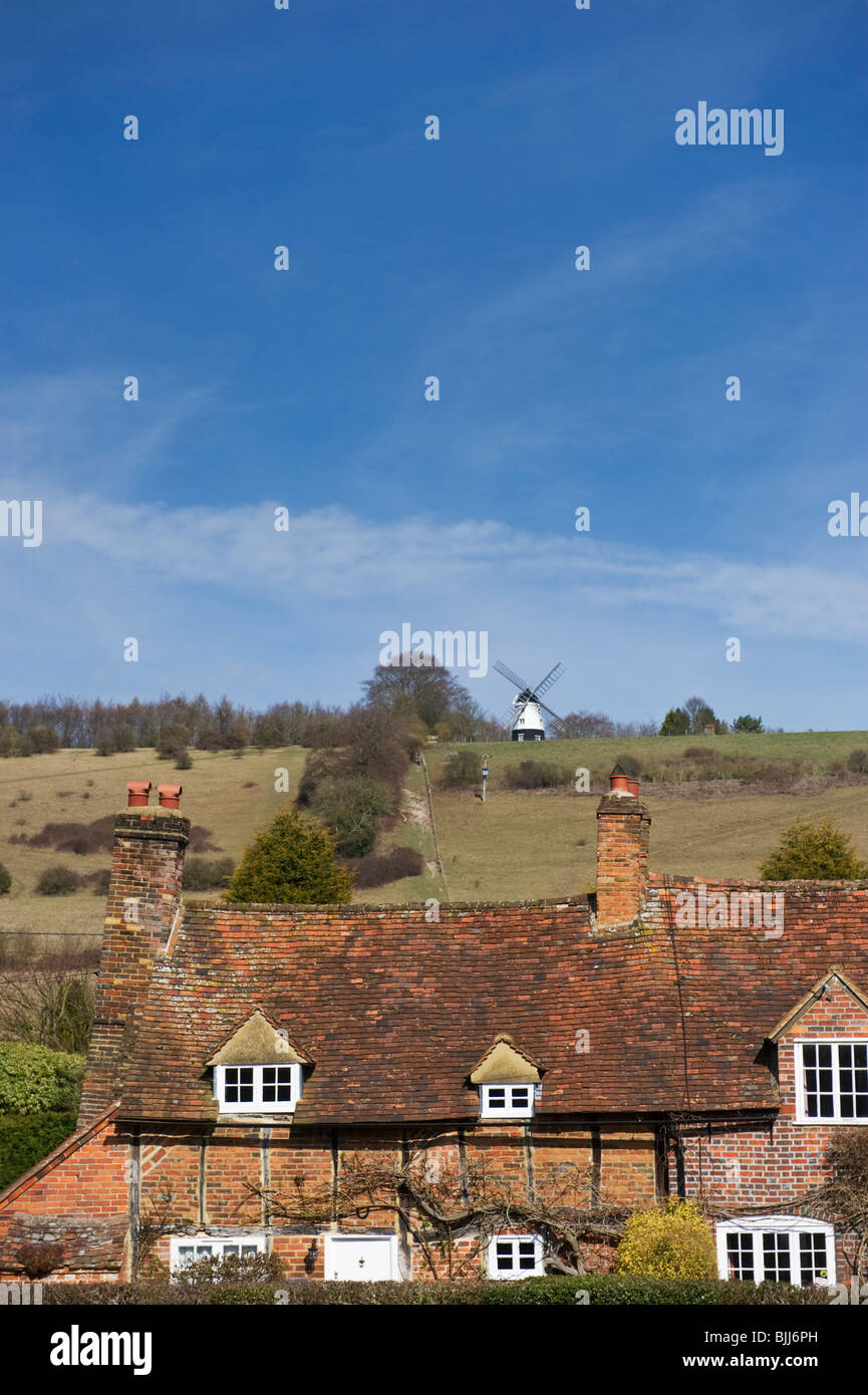 Fernblick über die Windmühle am Turville, bekannt als Cobstone Mill und traditionellen englischen Cottages im Vordergrund. Stockfoto