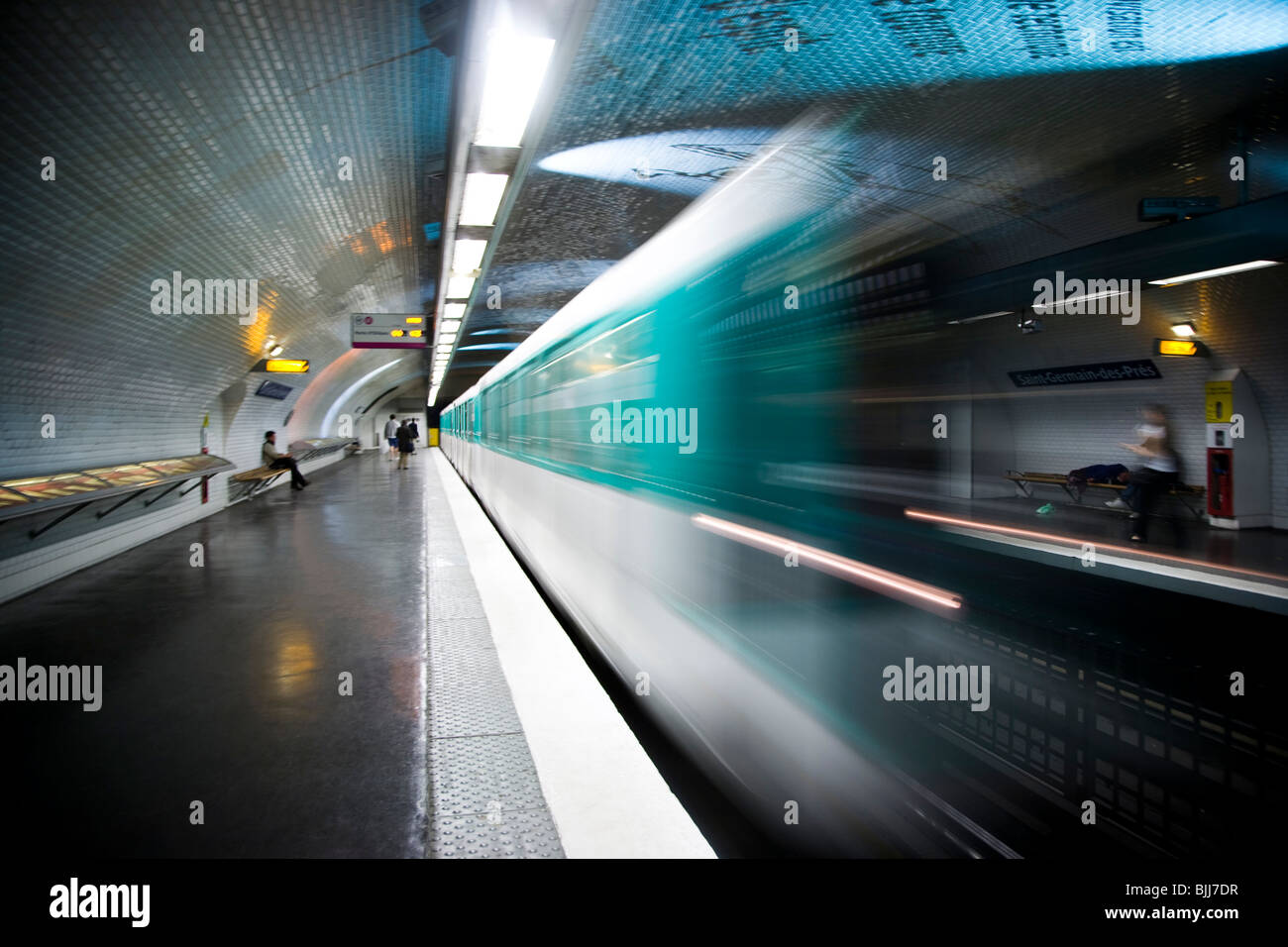 U-Bahn-Plattform mit u-Bahn in Bewegung Stockfoto