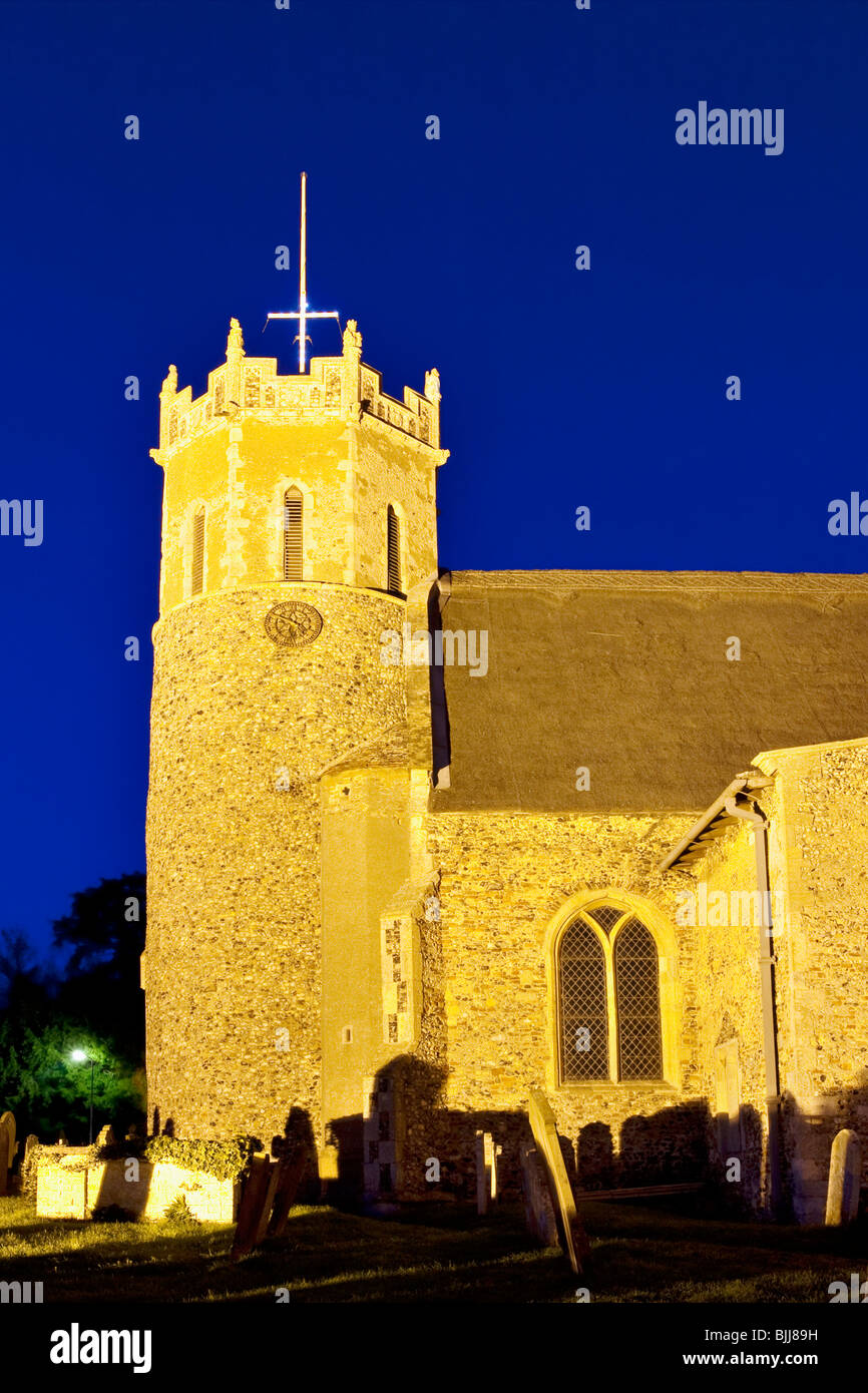 Pfarrkirche von St. Edmund bei Acle gefangen in der Nacht in Norfolk Stockfoto