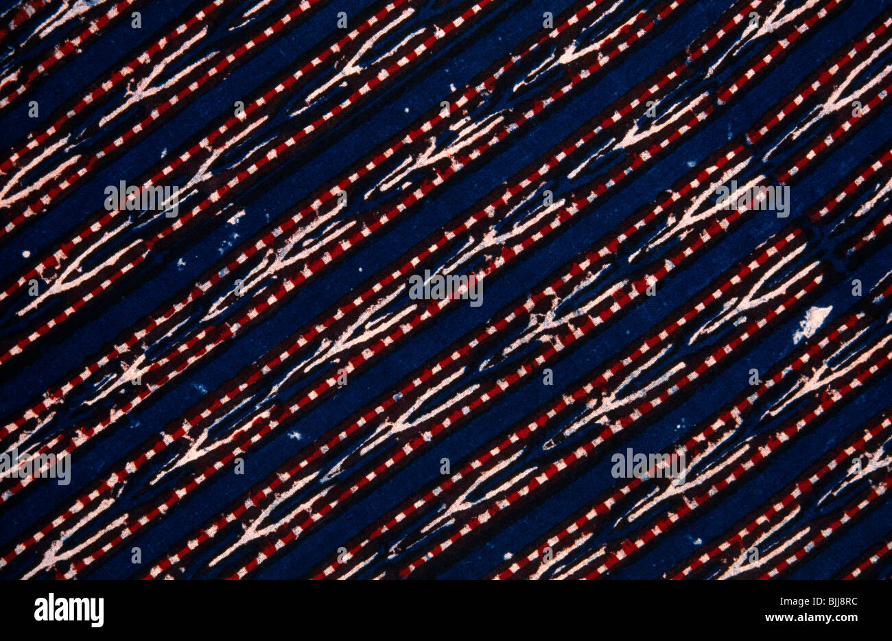 Indien, Südasien, Rajasthan, bunt rot schwarz blau und Weiß gemustert Textil-Block-Druck auf Tuchgewebe. Stockfoto