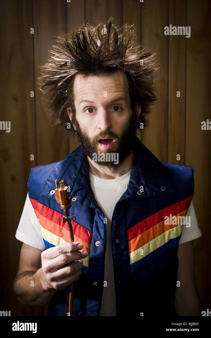 Mann nach Stromschlag mit Steckdosen und Rauch Stockfotografie - Alamy