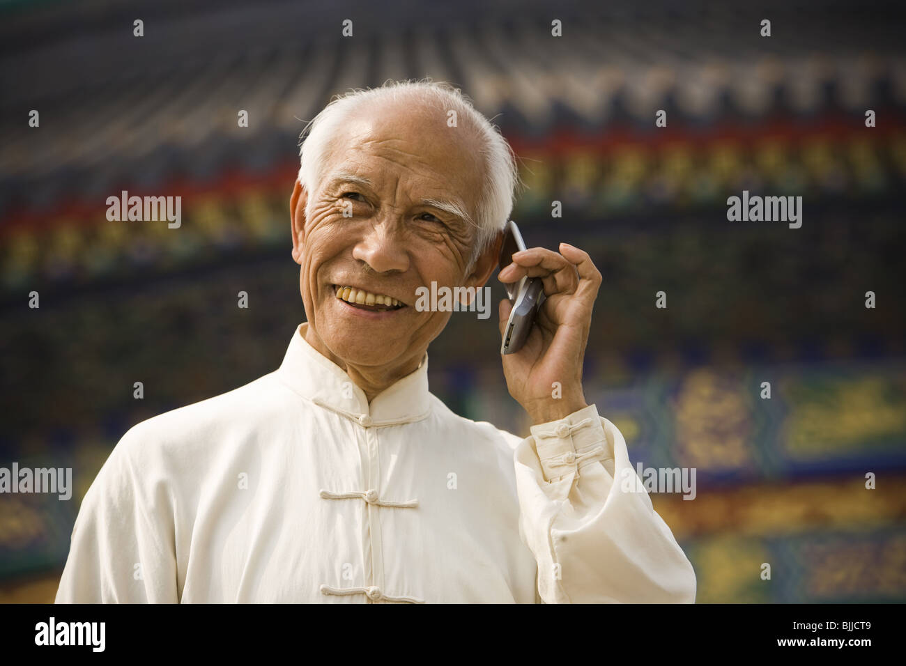 Menschen reden über Handy im freien Lächeln Stockfoto