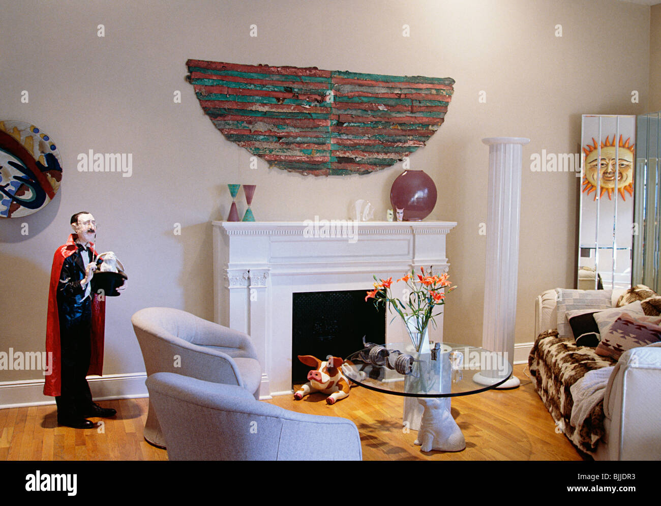 Die Innenausstattung einer genossenschaftlichen Wohnung in New York City ist mit interessanten Kunstwerken dekoriert, USA 1993 Stockfoto