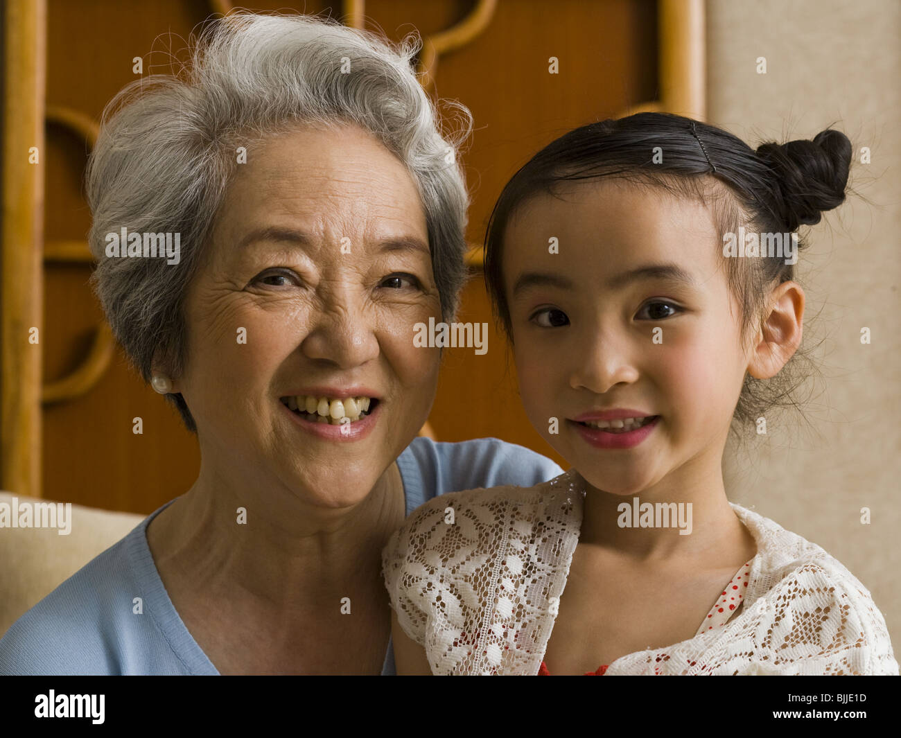 Oma mit Enkelin lächelnd Stockfoto