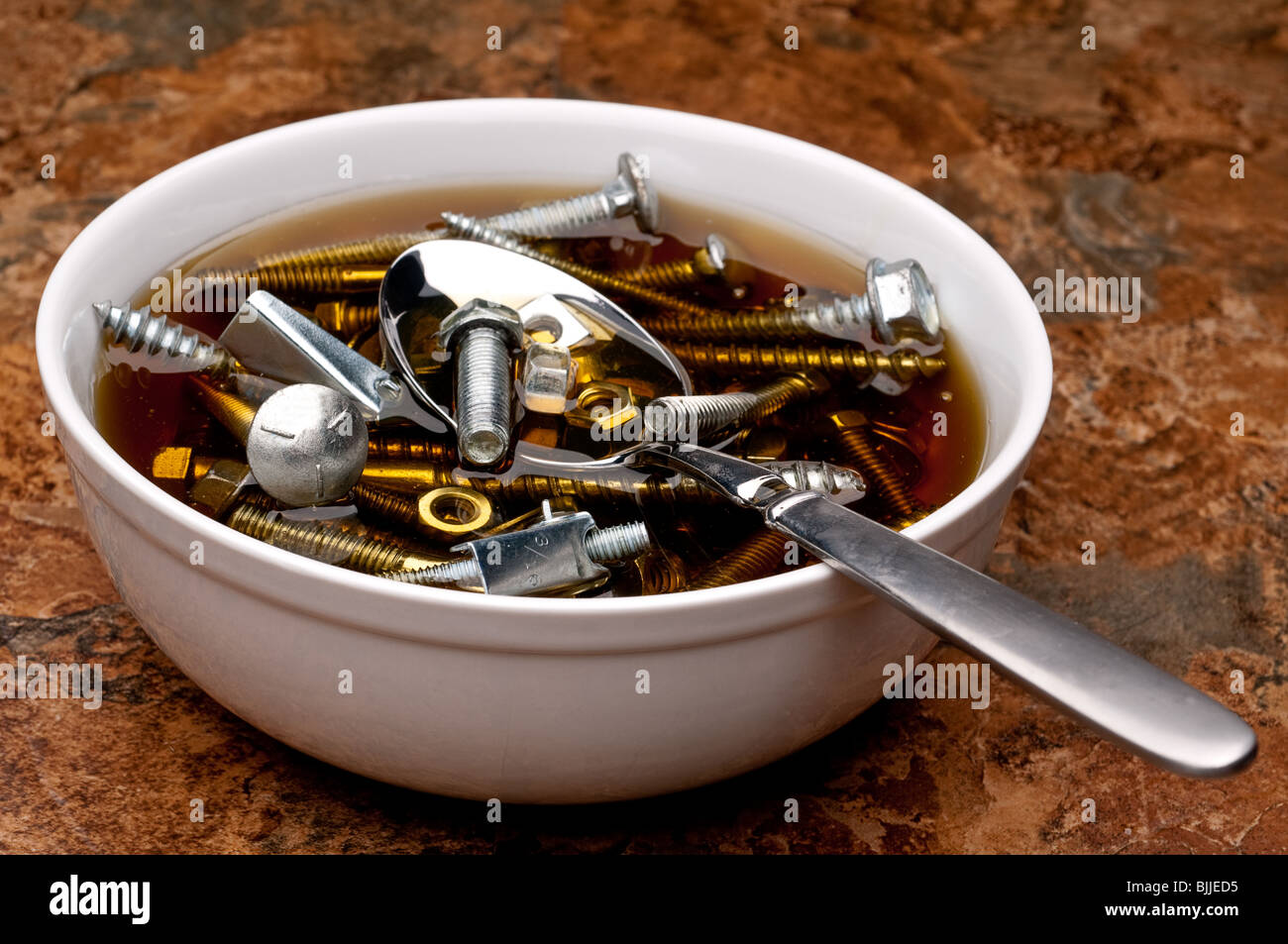 Horizontales Bild einer Portion von Schrauben und Muttern zum Frühstück Stockfoto