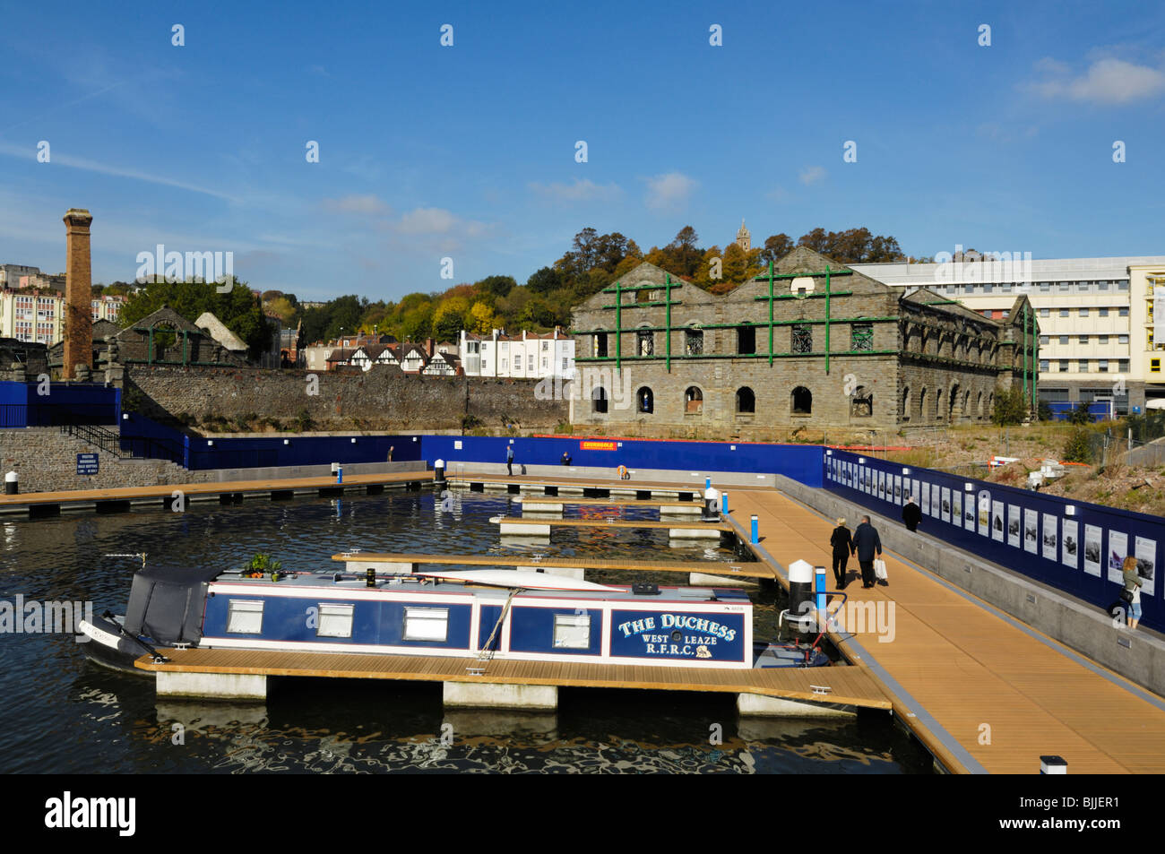 Verwelktes Lagerhaus und neue Bootsliegeplätze am Porto Quay im schwimmenden Hafen in Bristol, England. Stockfoto