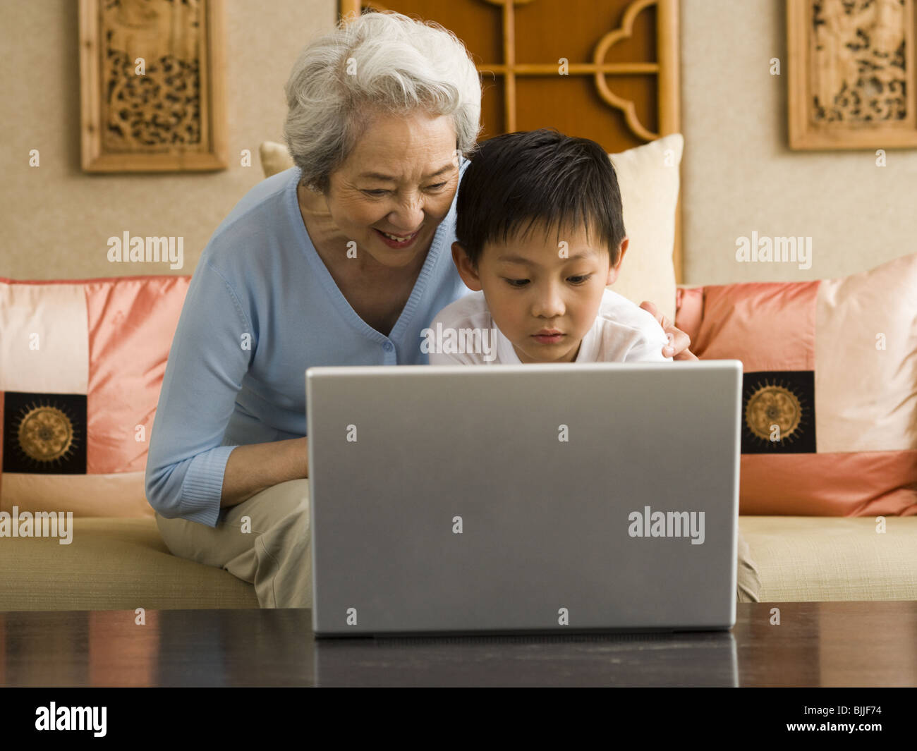Großmutter und Enkel mit laptop Stockfoto