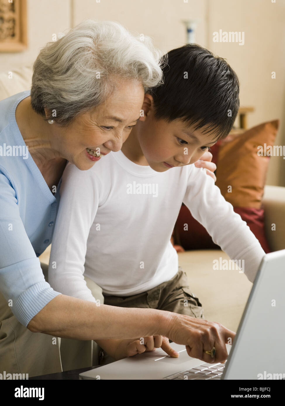 Großmutter und Enkel mit laptop Stockfoto