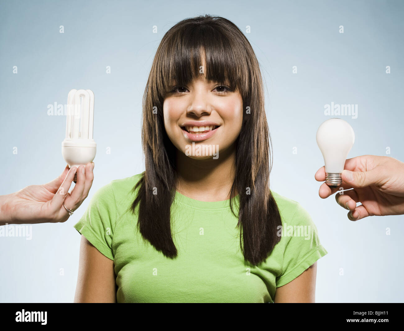 Frau mit Leuchtstoffröhren und Glühlampen Glühbirnen Stockfoto