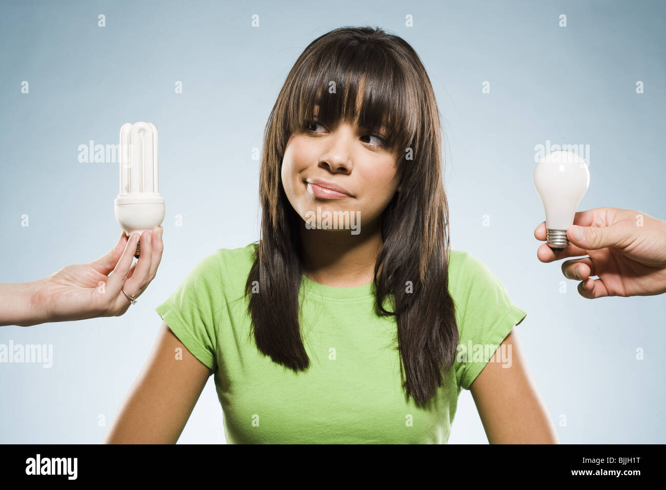 Frau mit Leuchtstoffröhren und Glühlampen Glühbirnen Stockfoto