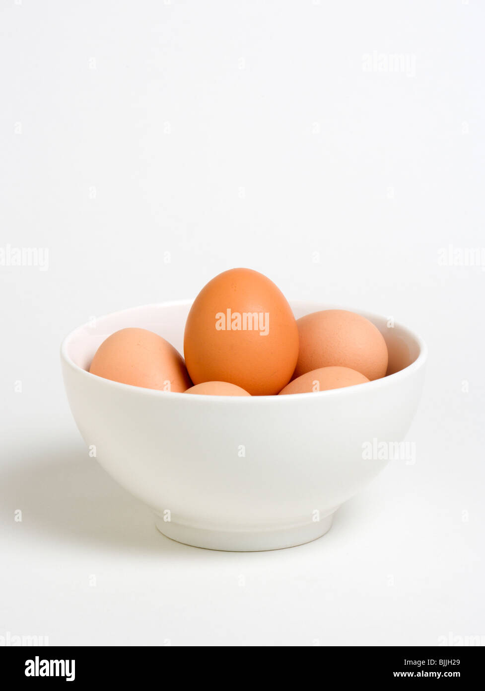 Essen, Uncooked, Eiern, Freilandeier in einer Schüssel auf einem weißen Hintergrund. Stockfoto