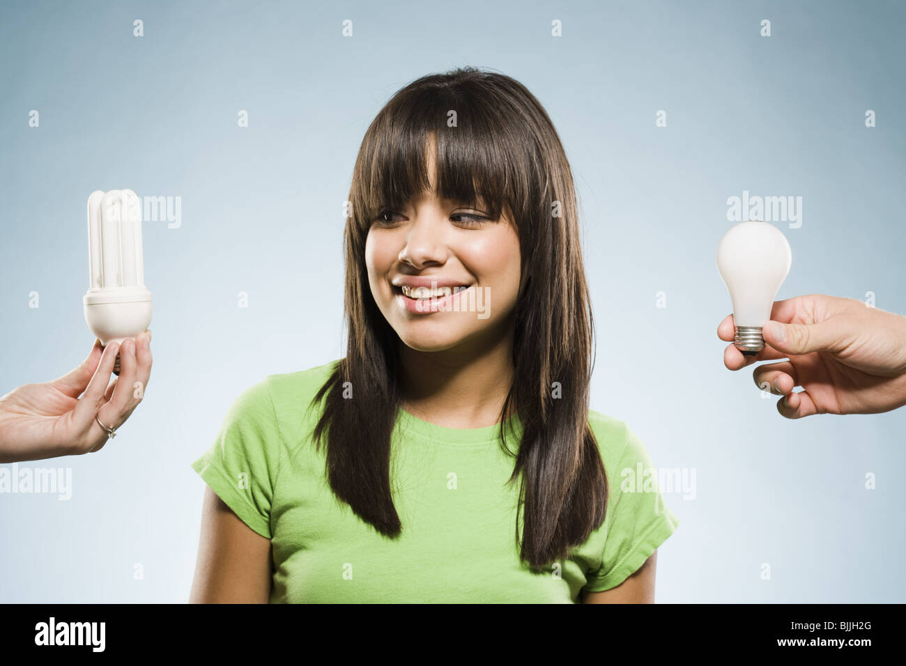 Frau mit Leuchtstoffröhren und Glühlampen Glühbirnen Stockfoto