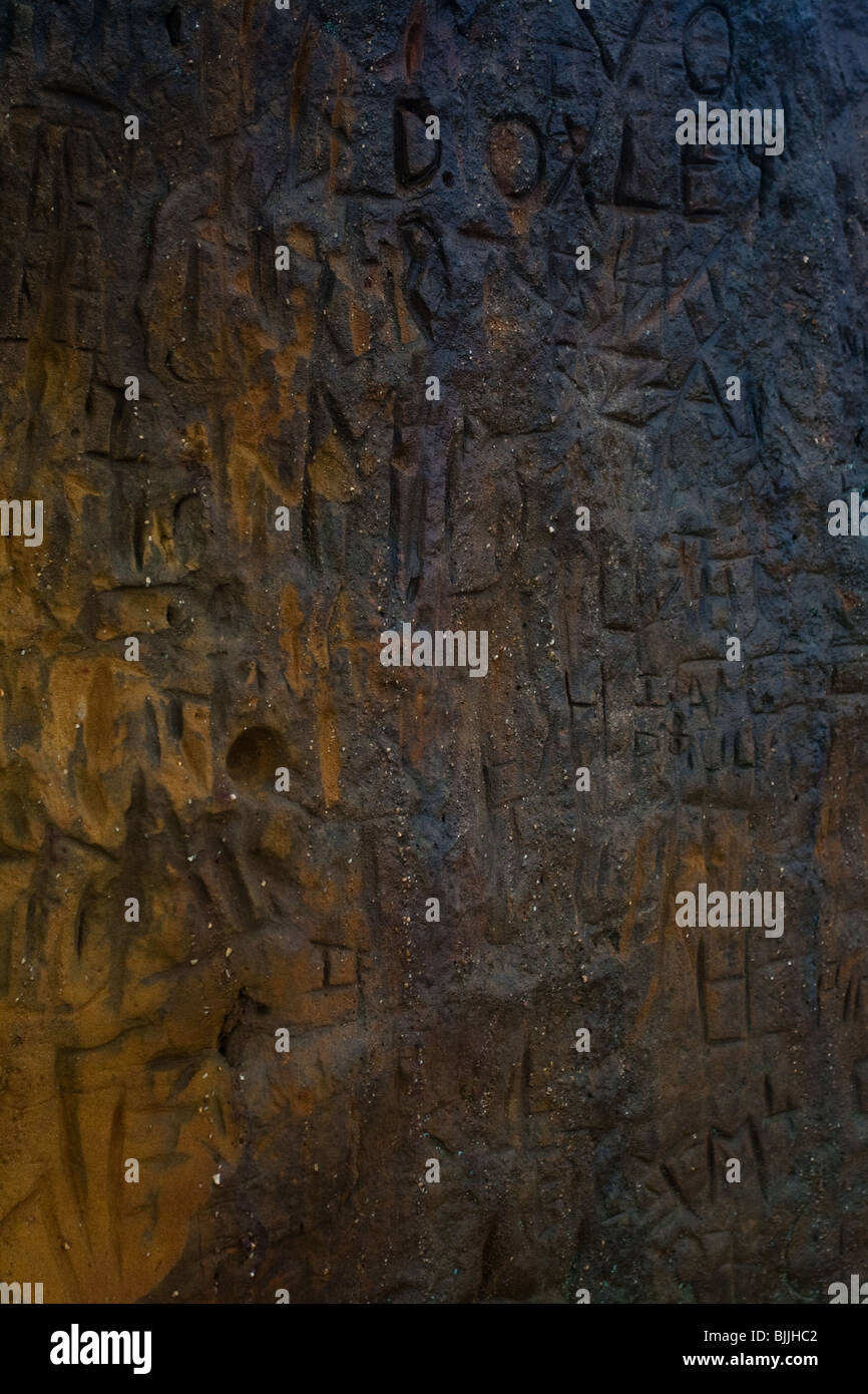 Graffiti auf nassen Sandsteinfelsen Stockfoto