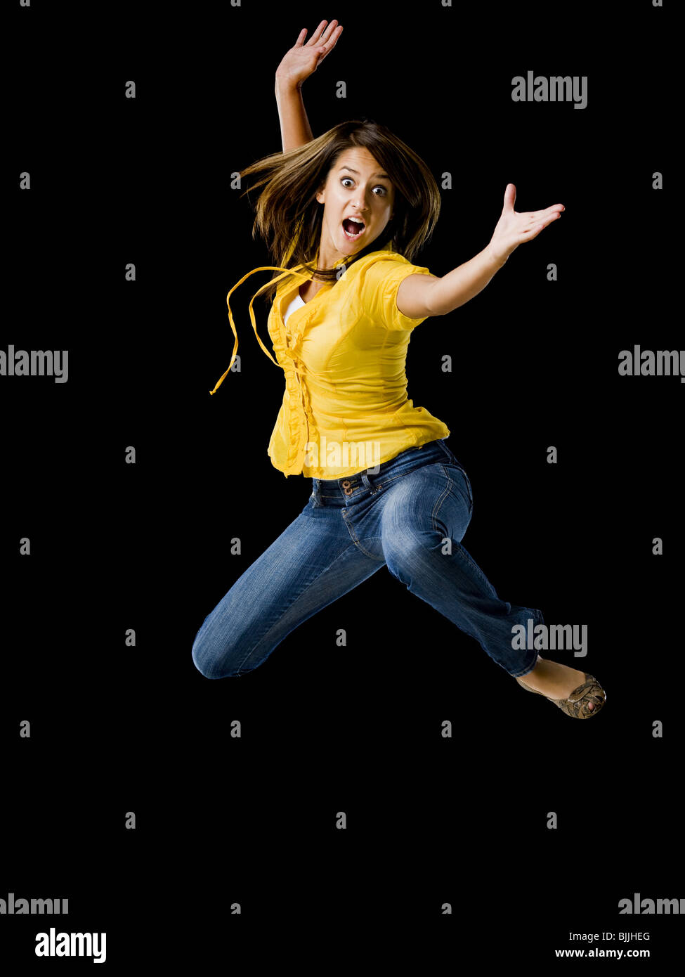 Voller Länge Frau tanzt mit Armen Stockfoto