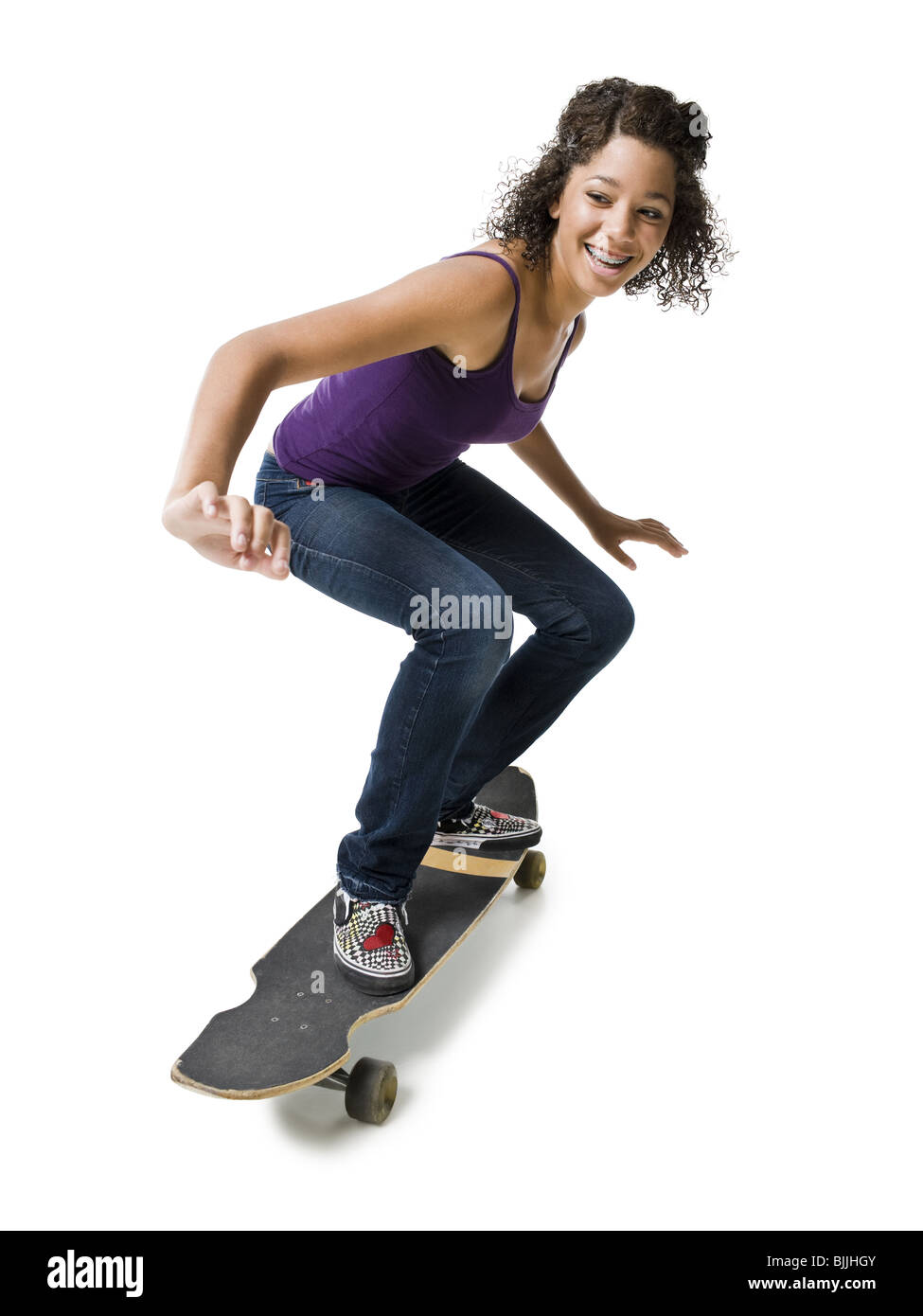 Mädchen mit Zahnspange auf skateboard Stockfoto