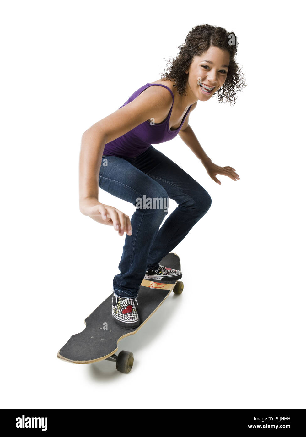 Mädchen mit Zahnspange auf skateboard Stockfoto