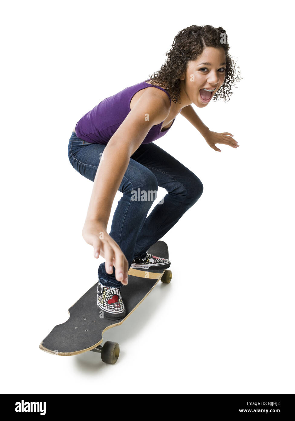 Mädchen mit Zahnspange auf skateboard Stockfoto