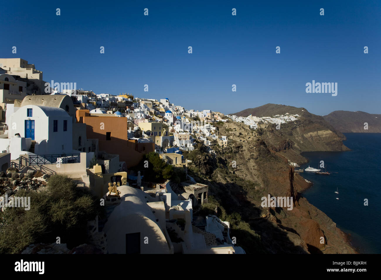 Luftaufnahme des griechischen Dorf mit wellenförmigen Flagge Stockfoto