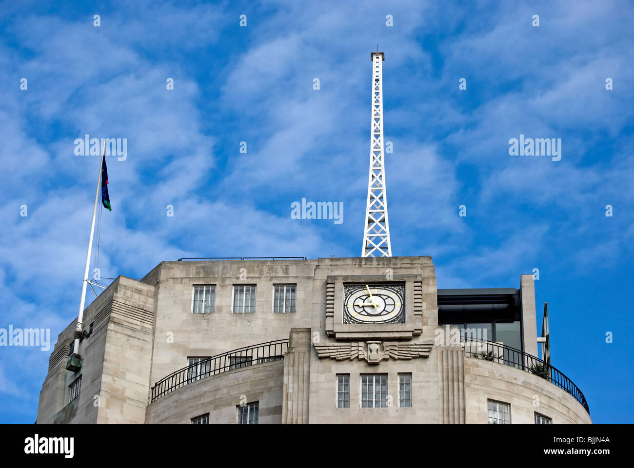 Obergeschoss des Rundfunks Haus der bbc im Langham Place, London, England, Sendemast zeigen Stockfoto