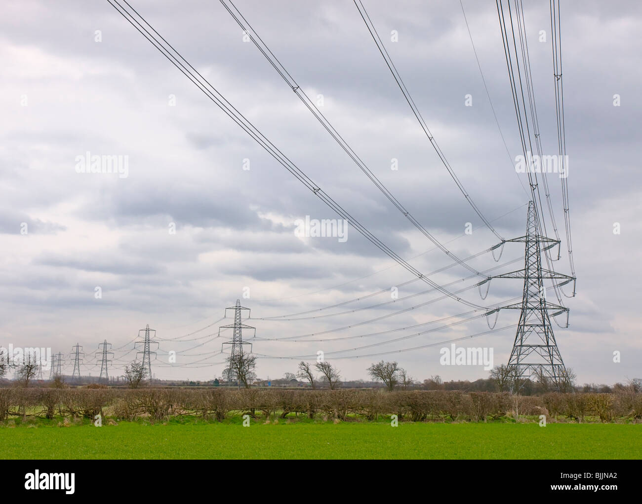 Strommasten unter Freileitungen aus dem Westen Burton Kohlekraftwerk in Nottinghamshire. Stockfoto