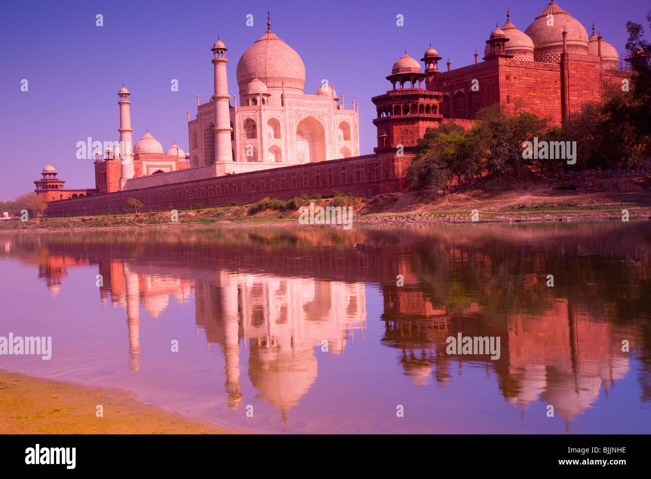 Taj Mahal gesehen vom Fluss Yamuna, Agra, Indien, Taj Mahal, UNESCO-Weltkulturerbe, gebaut im Jahre 1631 von Shal Jahan für Frau Stockfoto