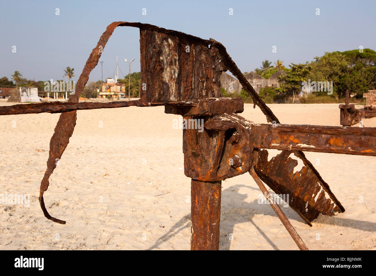 Indien, Kerala, Alappuzha (Alleppey), Strand, rostigen Überreste des alten British Colonial Ära pier Stockfoto
