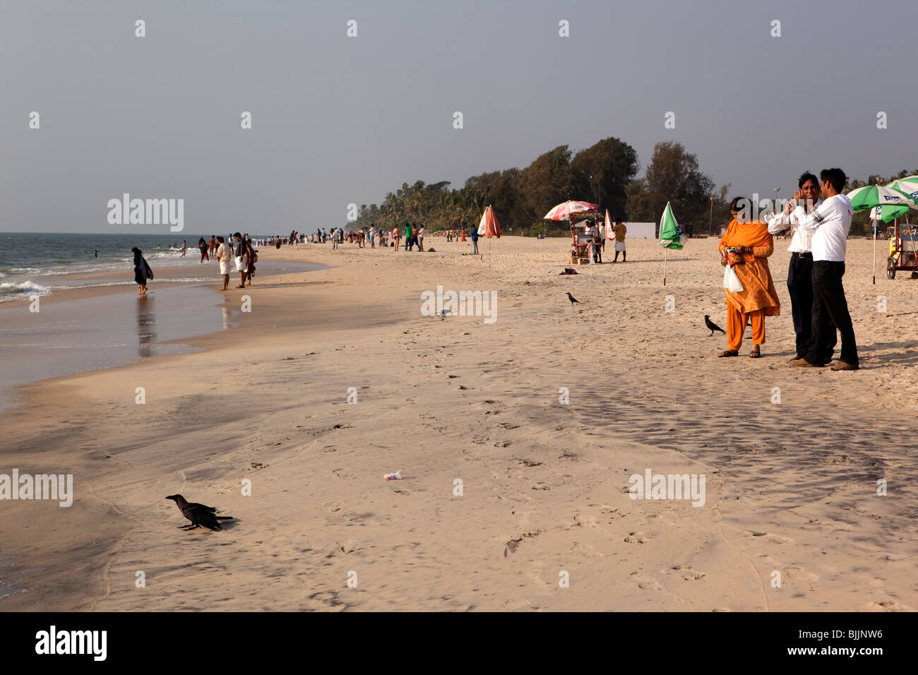 Indien, Kerala, Alappuzha, (Alleppey), Abend, indische Besucher am Strand Stockfoto