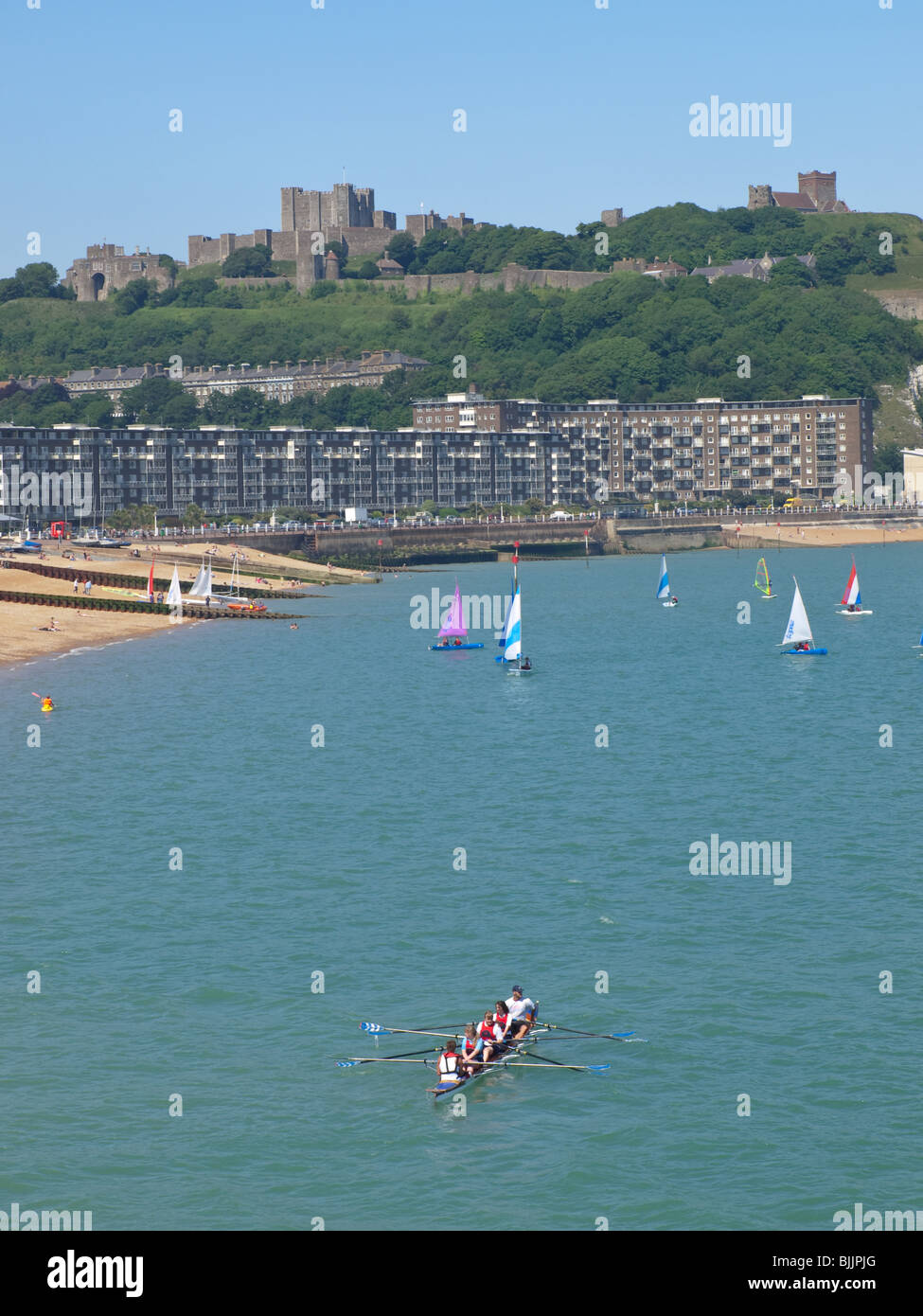Yachten, Segeln vor Dover Beach mit der Burg im Hintergrund, Kent, England, UK Stockfoto