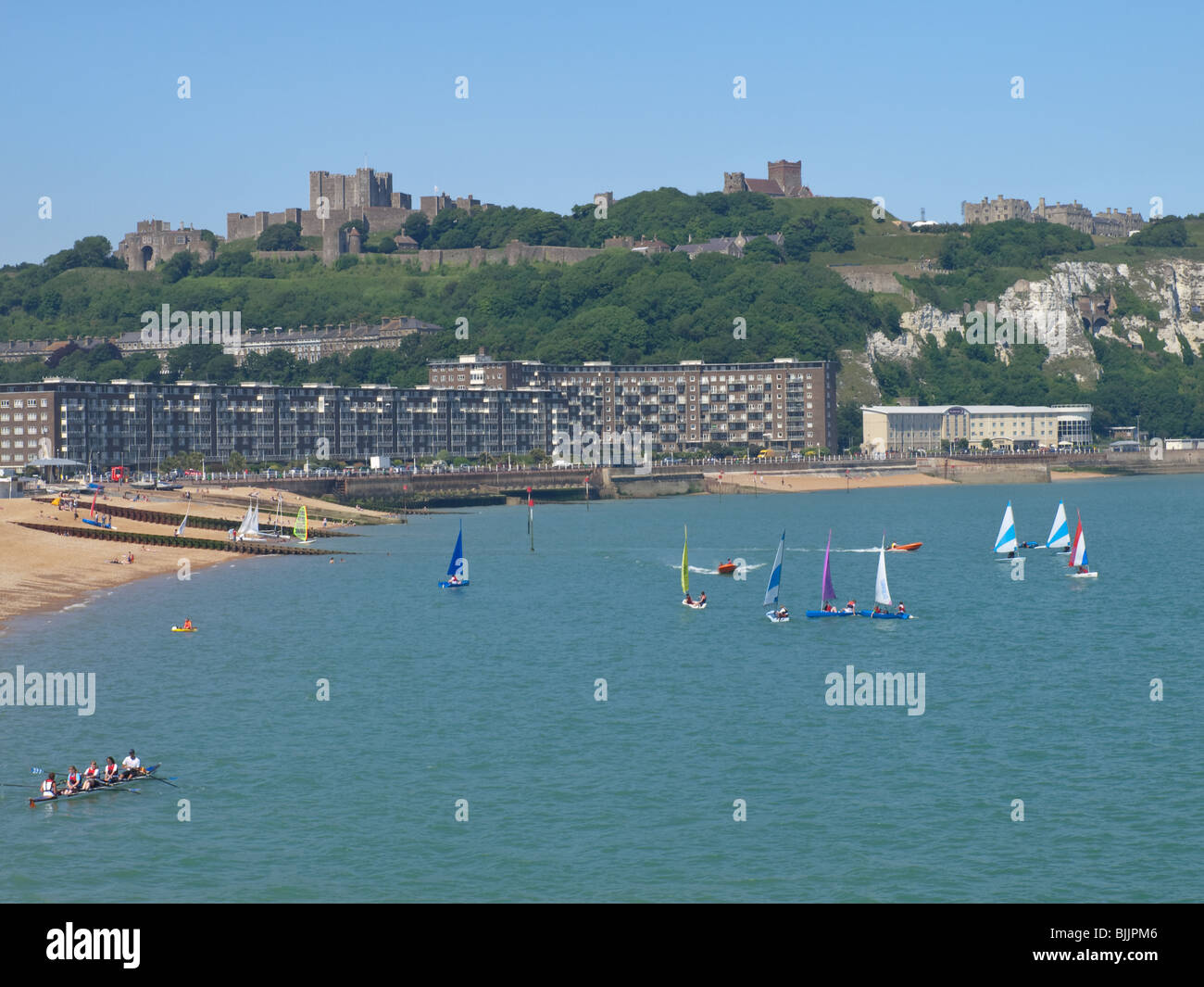 Yachten, Segeln vor Dover Beach mit der Burg im Hintergrund, Kent, England, UK Stockfoto