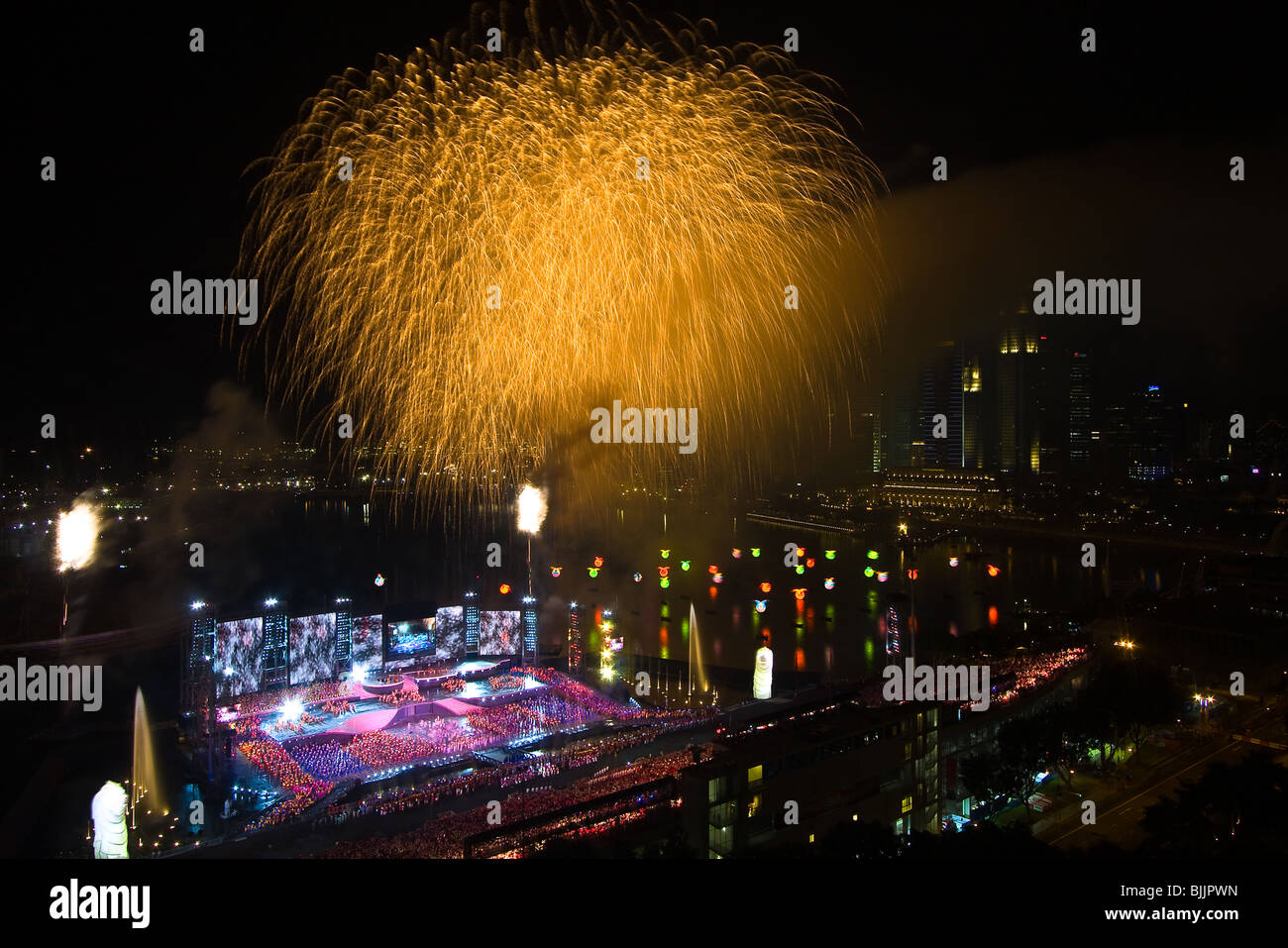 Singapur National Day Parade Feuerwerk an der Marina Bay Waterfront mit Stadtbild im Hintergrund Stockfoto