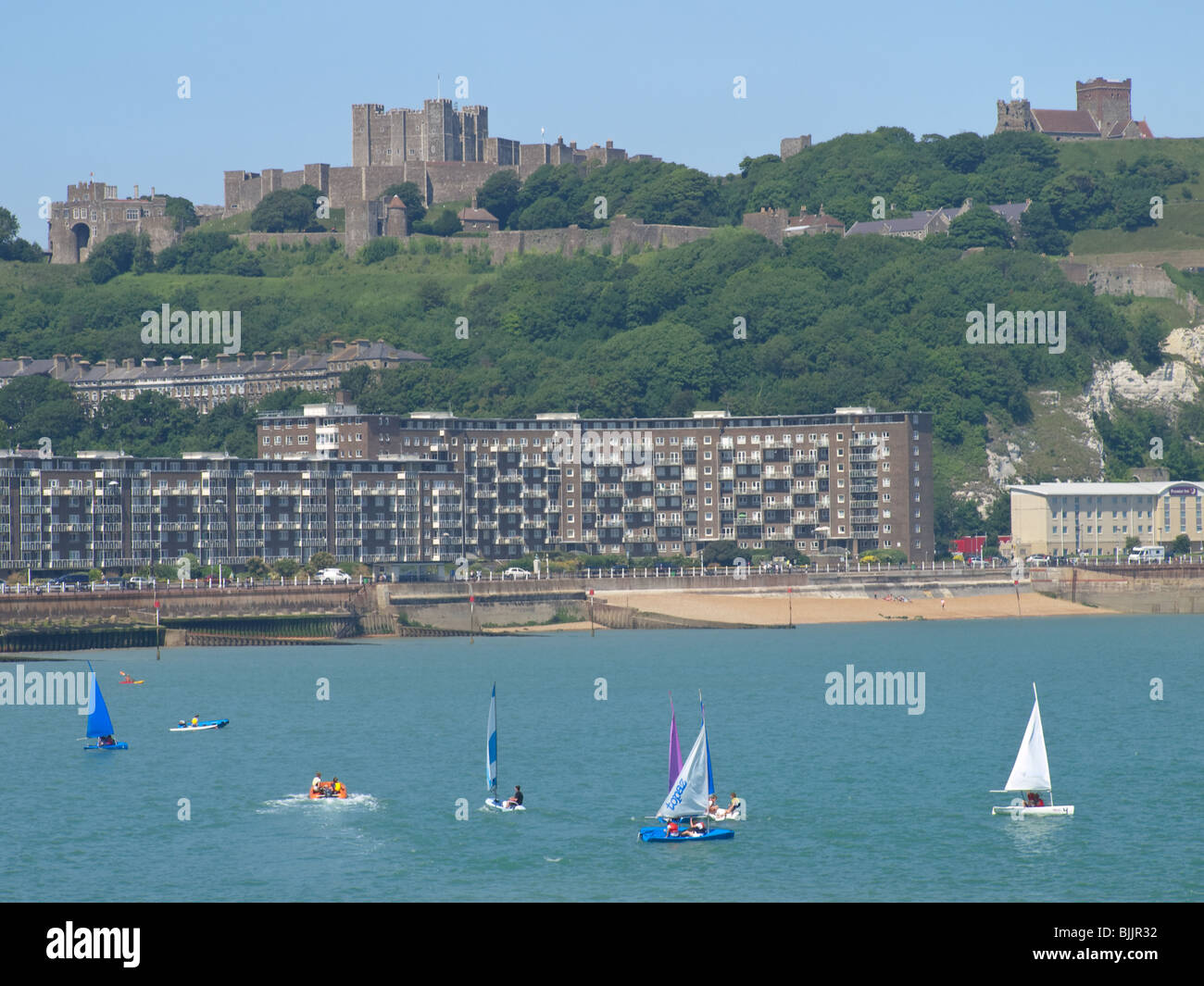 Yachten, Segeln vor Dover Beach mit der Burg im Hintergrund, Kent, England, UK Stockfoto