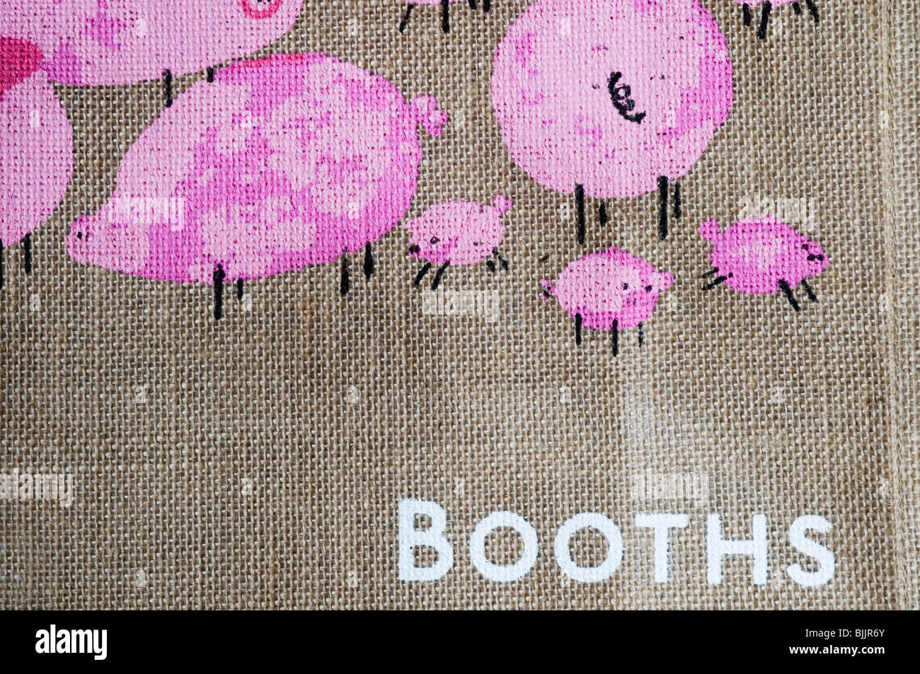 Ständen Supermarkt Namen auf eine Jute Wiederverwendbare Einkaufstasche Stockfoto