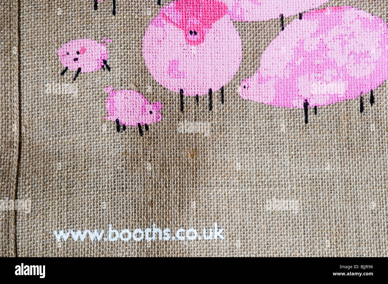 Kabinen-Supermarkt-Web-Adresse auf Jute Wiederverwendbare Einkaufstasche Stockfoto