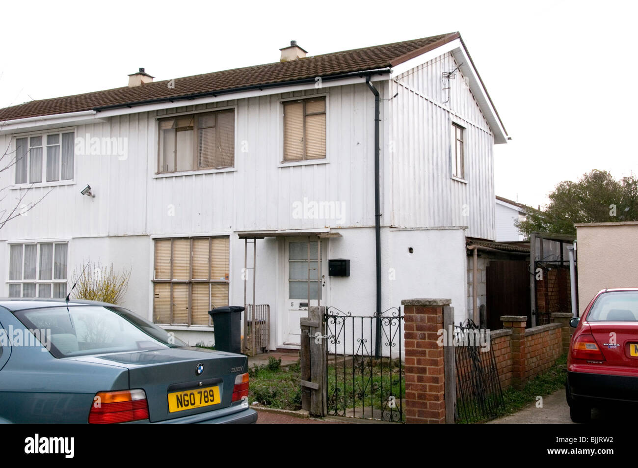 Britische Eisen- und Stahl-Haus vor Sanierung - finden Sie unter BJJRCK ein weiteres Beispiel nach der Sanierung Stockfoto