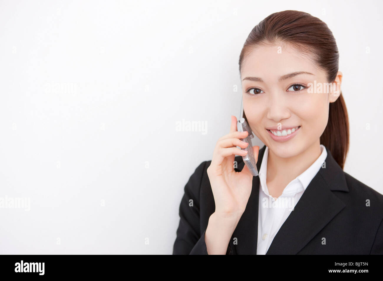 Junge Geschäftsfrau Gespräch am Mobiltelefon Stockfoto